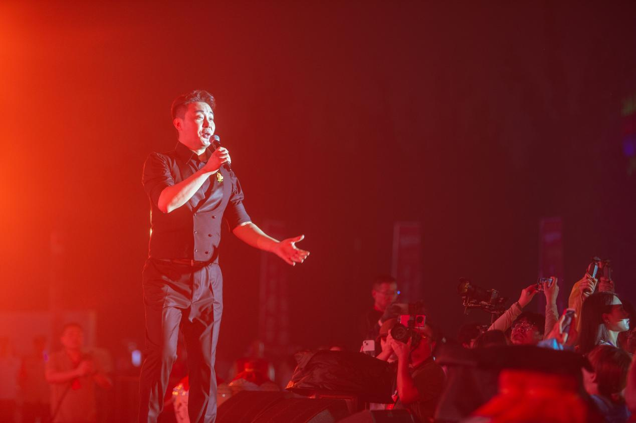 歌唱家张英席与观众互动。傅新春摄