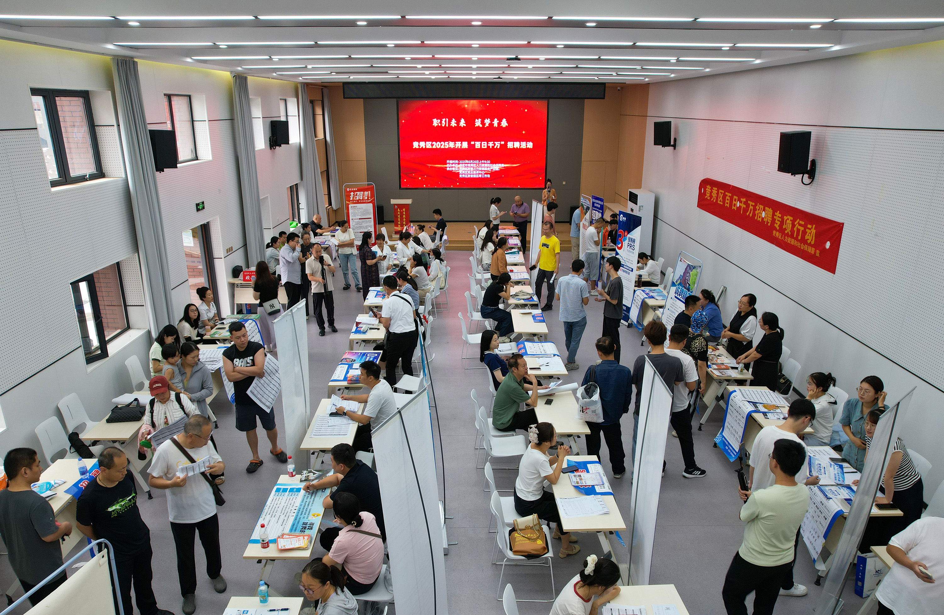 6月26日，招聘会现场（无人机照片）。耿培轩摄