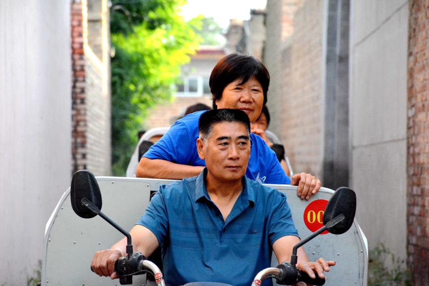 群众在有序转移。彭锦帅摄
