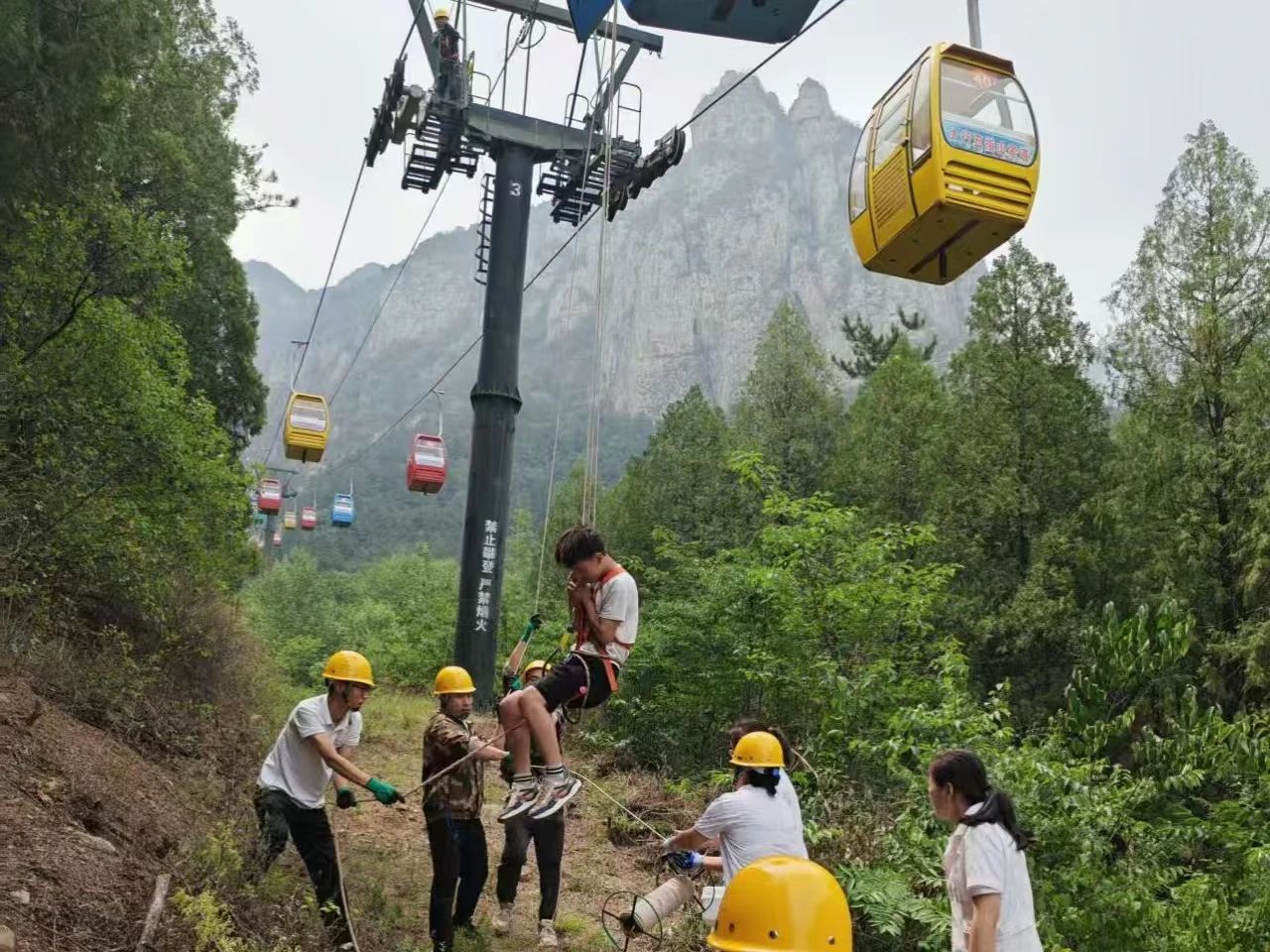 在涉縣太行山五指山景區客運索道應急救援演練。河北省市場監督管理局供圖
