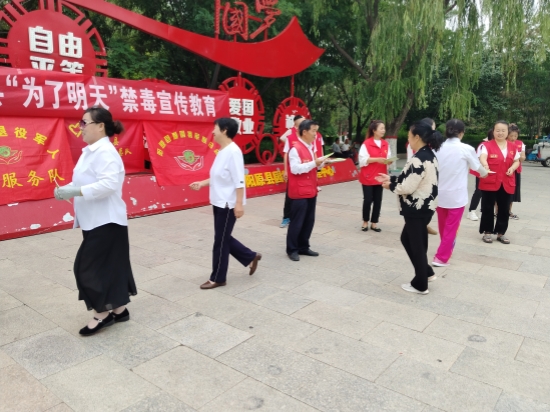 共青團陽原縣委在陽原縣泥河灣廣場開展禁毒宣傳活動。秦淑娟攝_副本