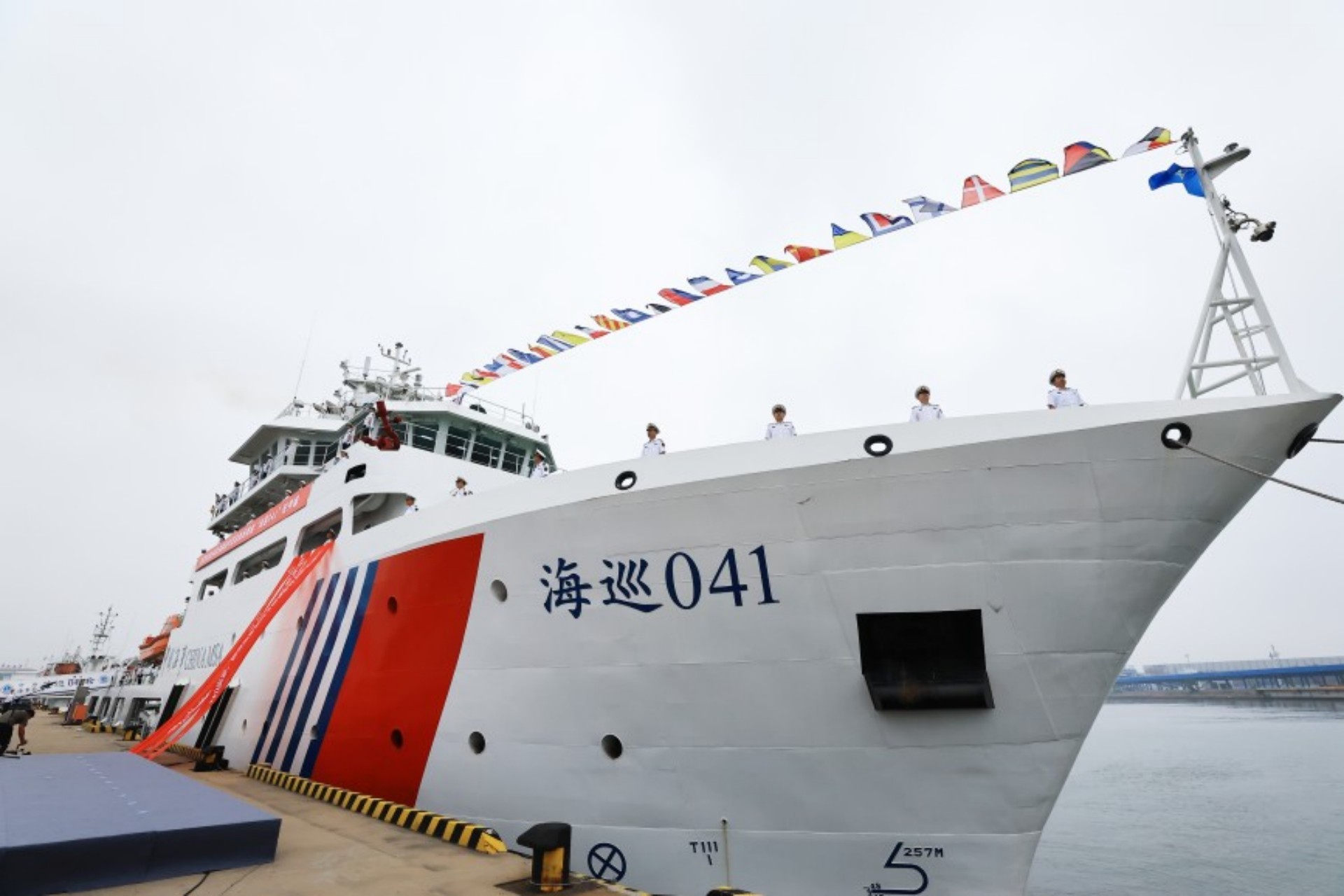 我國海事系統最大溢油回收船“海巡041”輪。