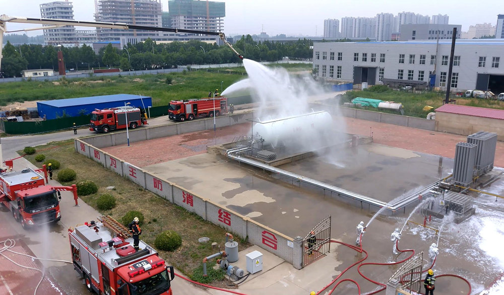 演练现场高压消防水车对天然气罐进行灭火。胡祝源摄