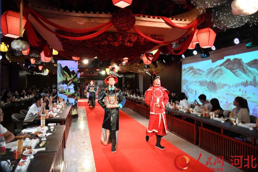 休浣溫泉酒店餐敘表演。人民網商帆攝