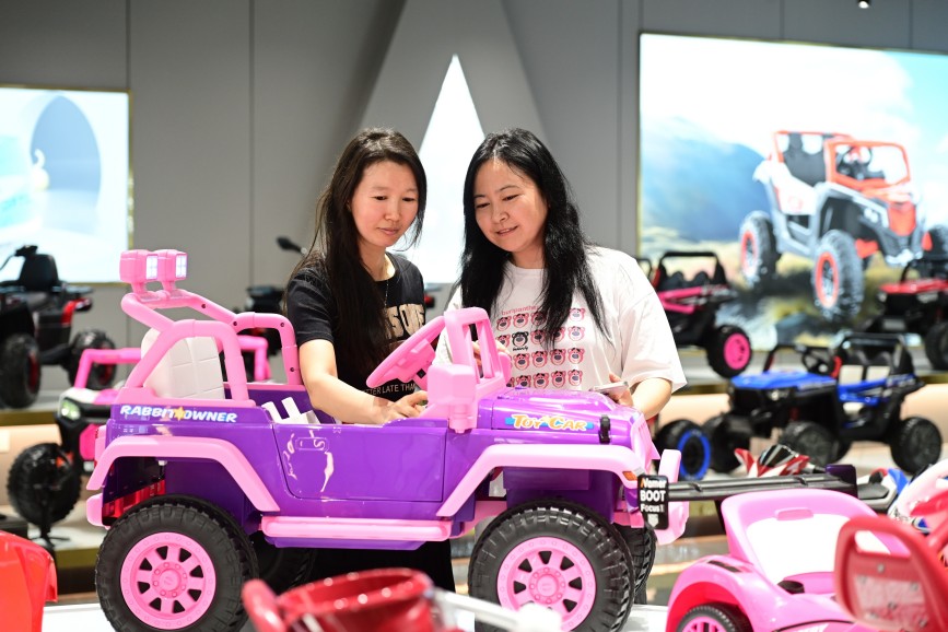 曲周县童车童玩展厅内 ，游客参观童车。王喜民摄