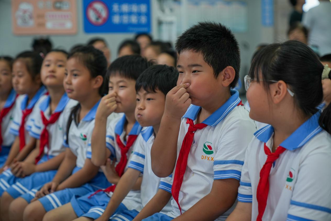 学生学习游泳憋气技巧。韩慧峰摄