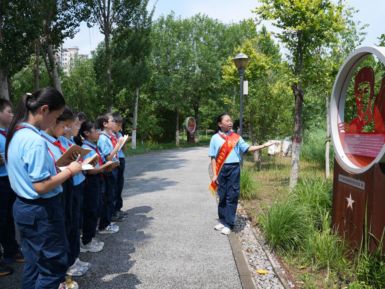 沧州市第二实验小学组织学生们来到长芦公园开展红色研学活动。马鑫宇摄