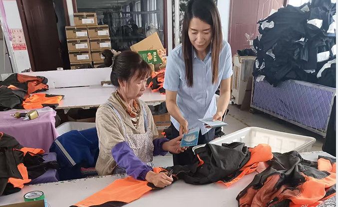 工作人员进企业向企业员工宣传金融知识。孟宪曾摄