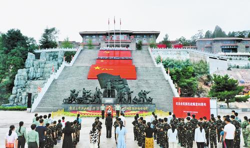 7月7日，中国人民抗日军政大学陈列馆举办纪念全民族抗战爆发88周年主题活动，追思革命先烈，重温峥嵘岁月，从伟大抗战精神中汲取奋进新征程的强大力量。 本报记者 赵永辉摄