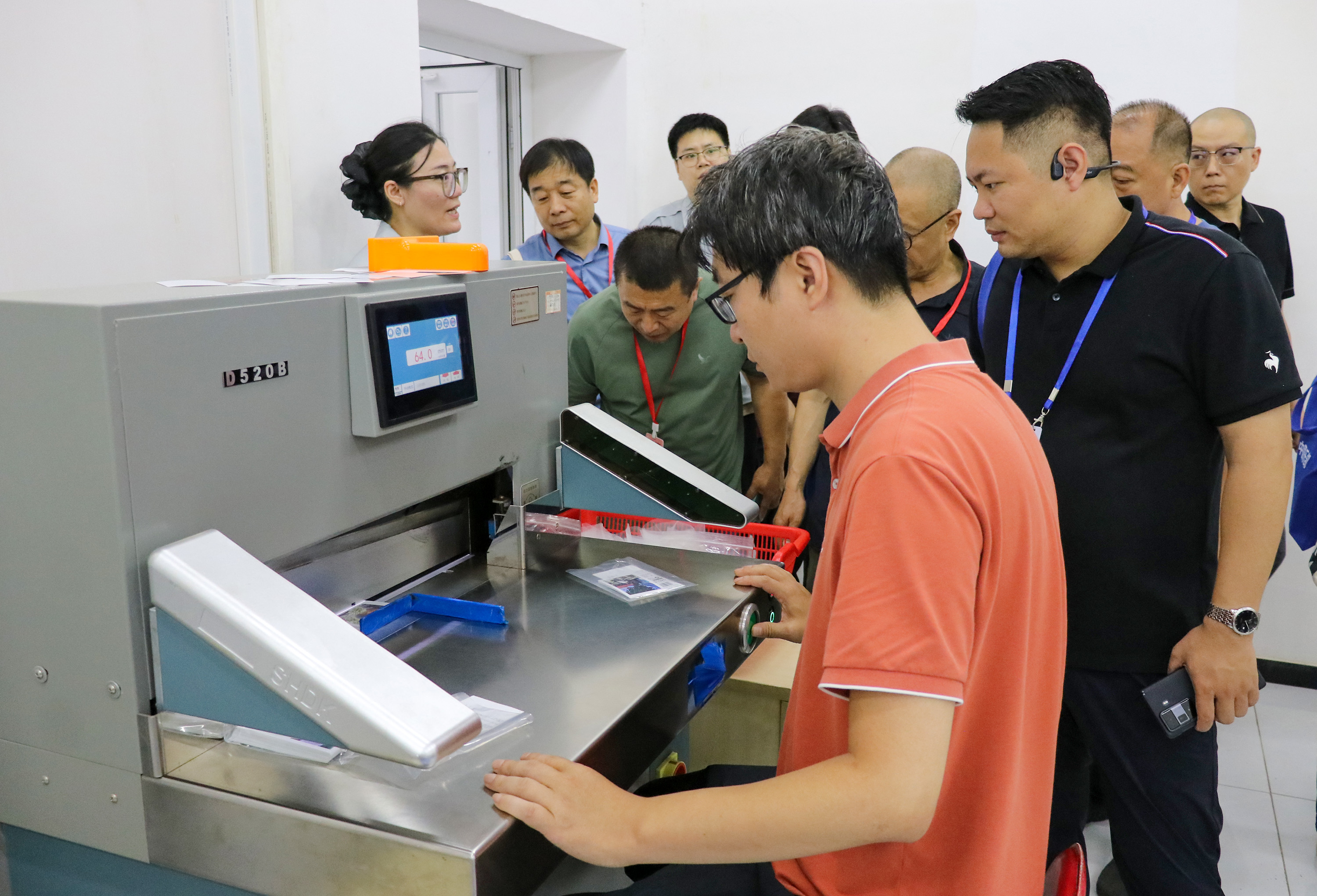 7月4日，与会嘉宾实地观摩影像加工中心。耿培轩摄