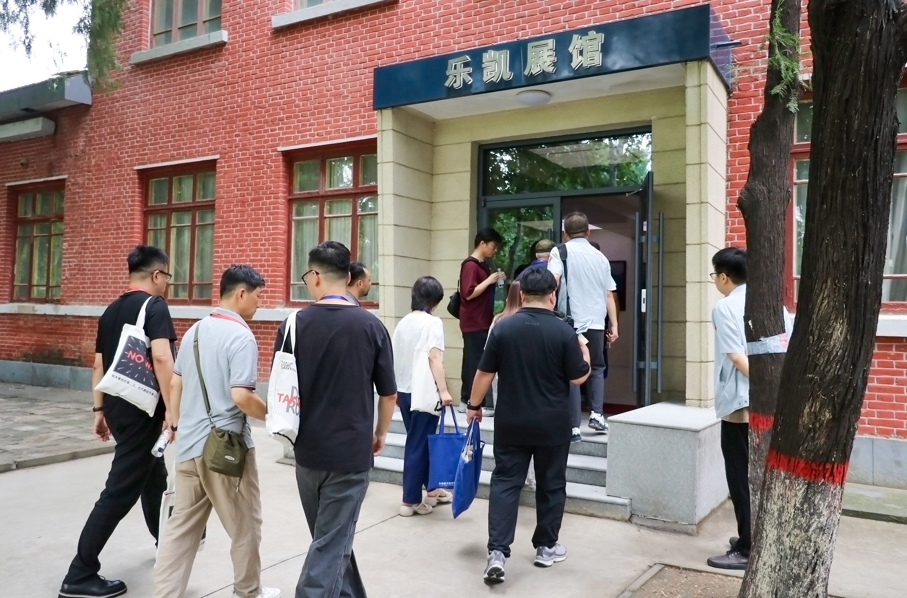 7月4日，与会嘉宾参观乐凯展馆。耿培轩摄