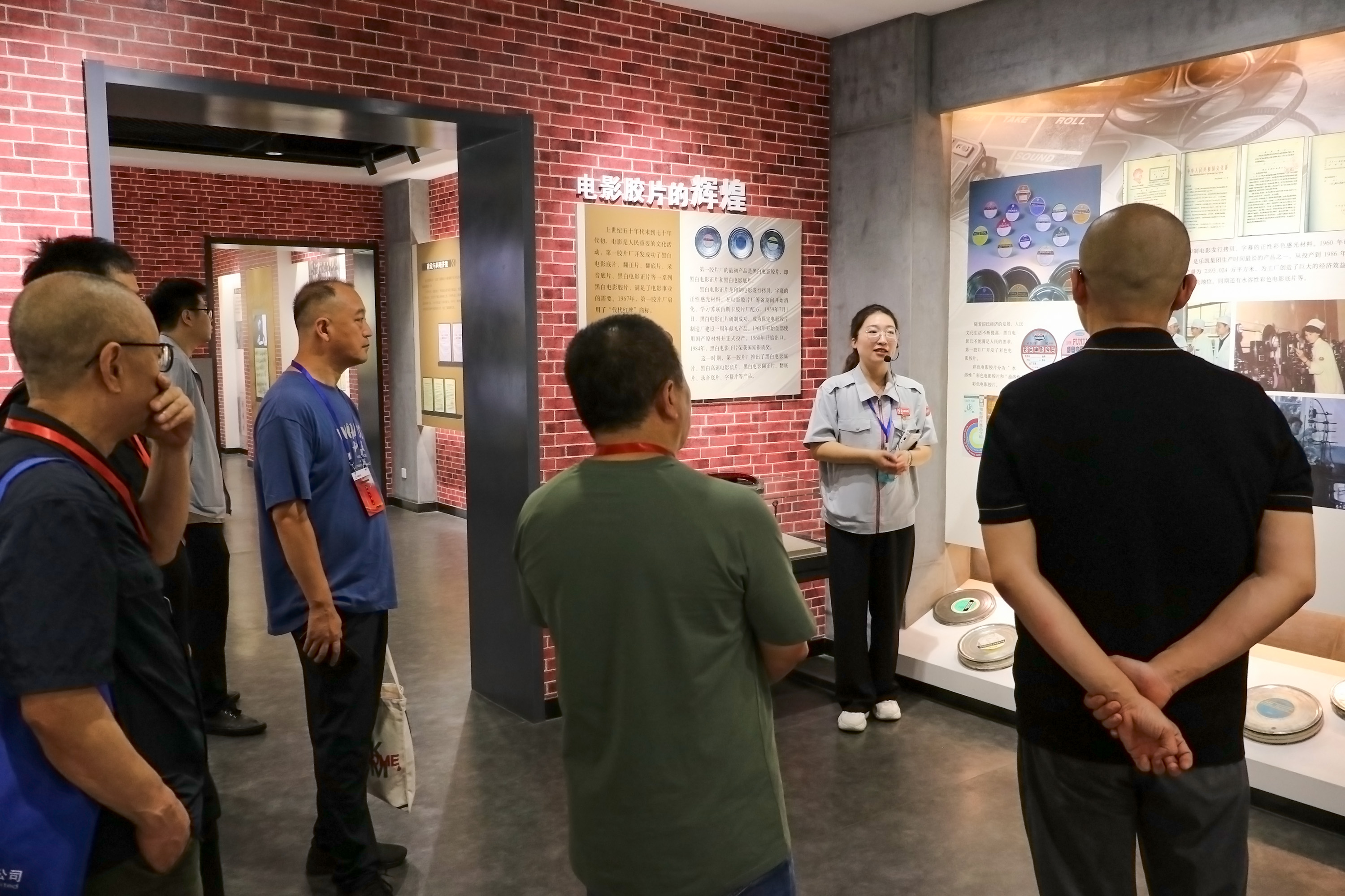 7月4日，工作人员为嘉宾讲解胶片产业发展历史。耿培轩摄