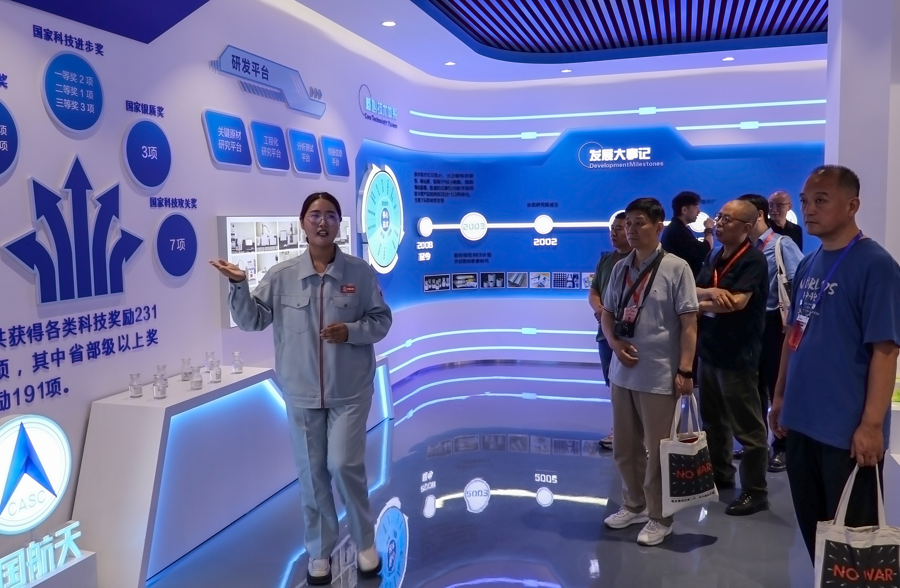 7月4日，工作人员讲解公司科研成果。耿培轩摄