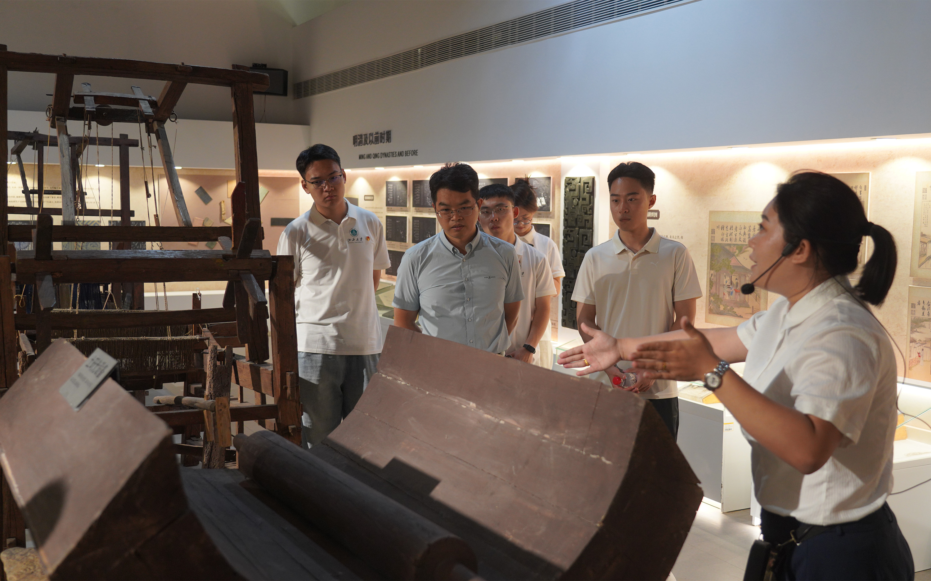 山西大学师生参观纺织博物馆。共青团高阳县委供图