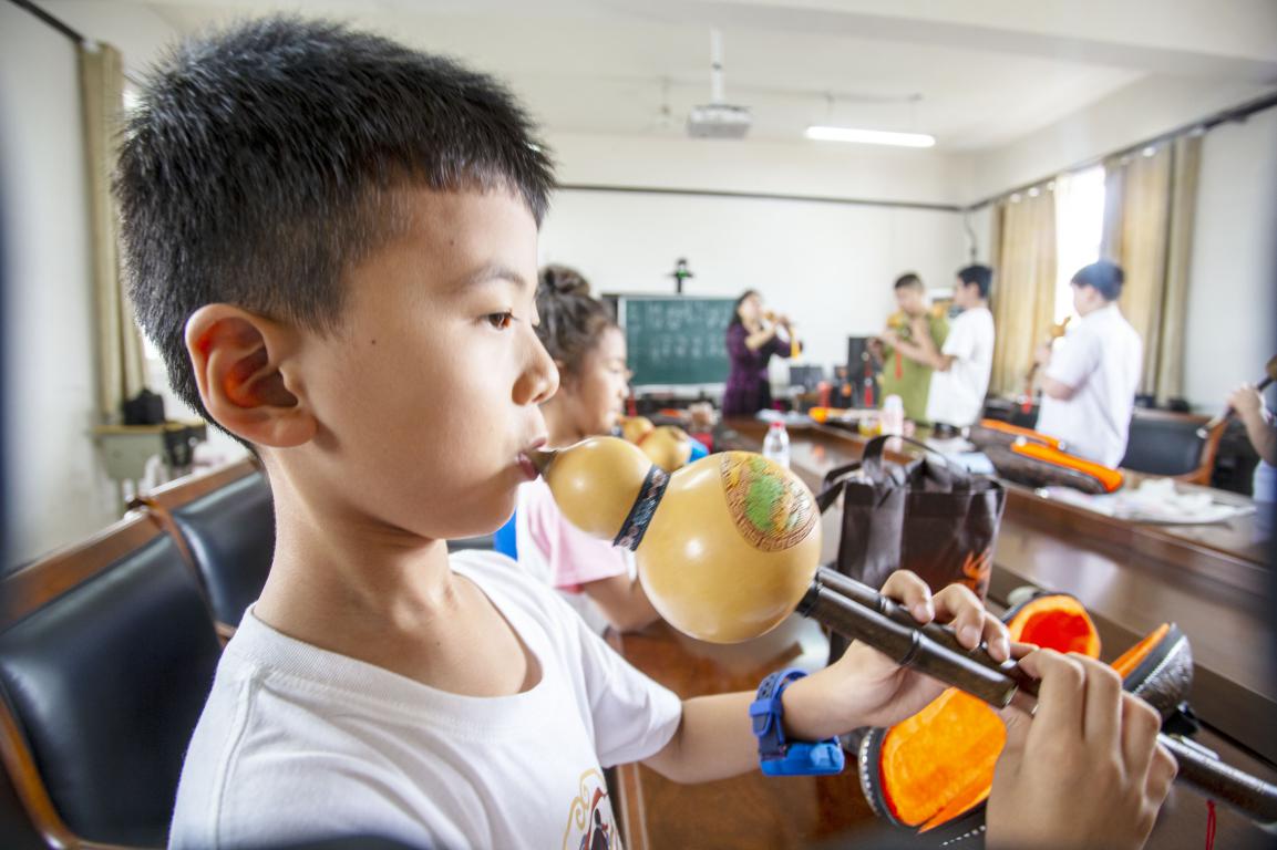 7月9日，河北省邯郸市复兴区文化馆，孩子们在学习葫芦丝演奏。聂长青摄