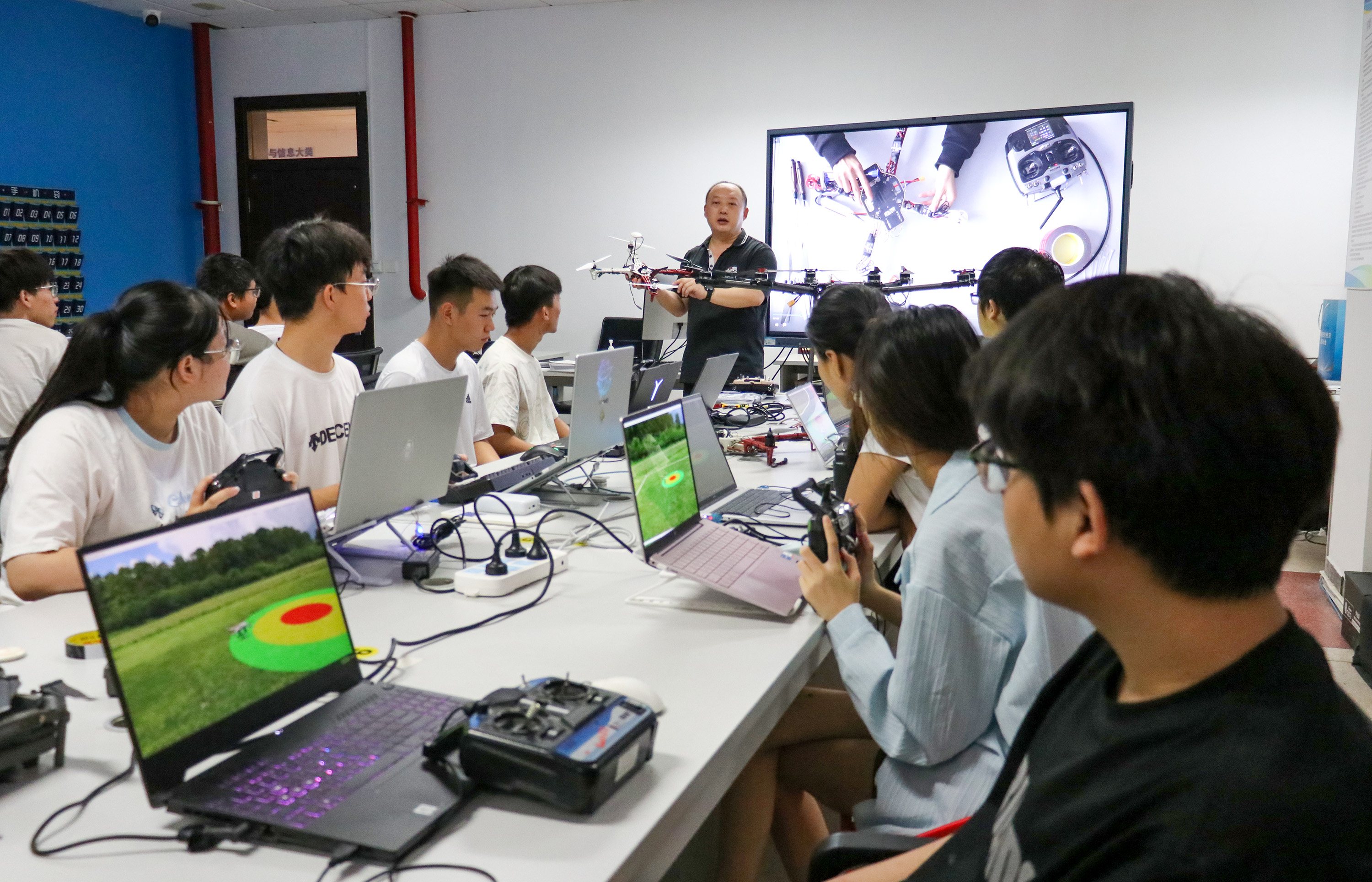 在保定市职业技术学院，计算机信息工程系教师曹煦讲解无人机结构知识。耿培轩摄