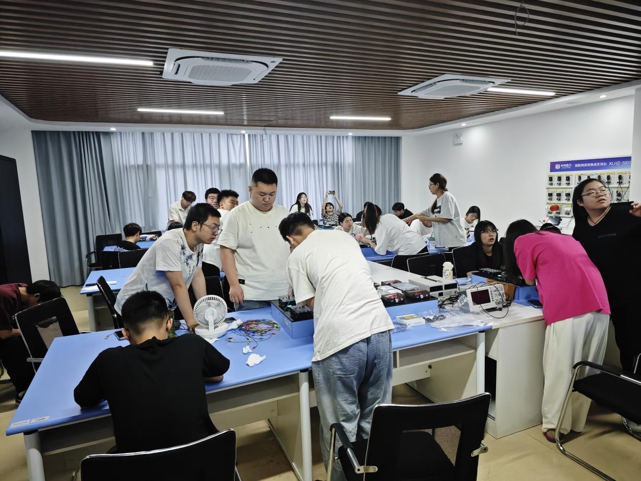 企业工程师走进“沧州职业技术学院—华为ICT学院”开展实训。常秀颖摄