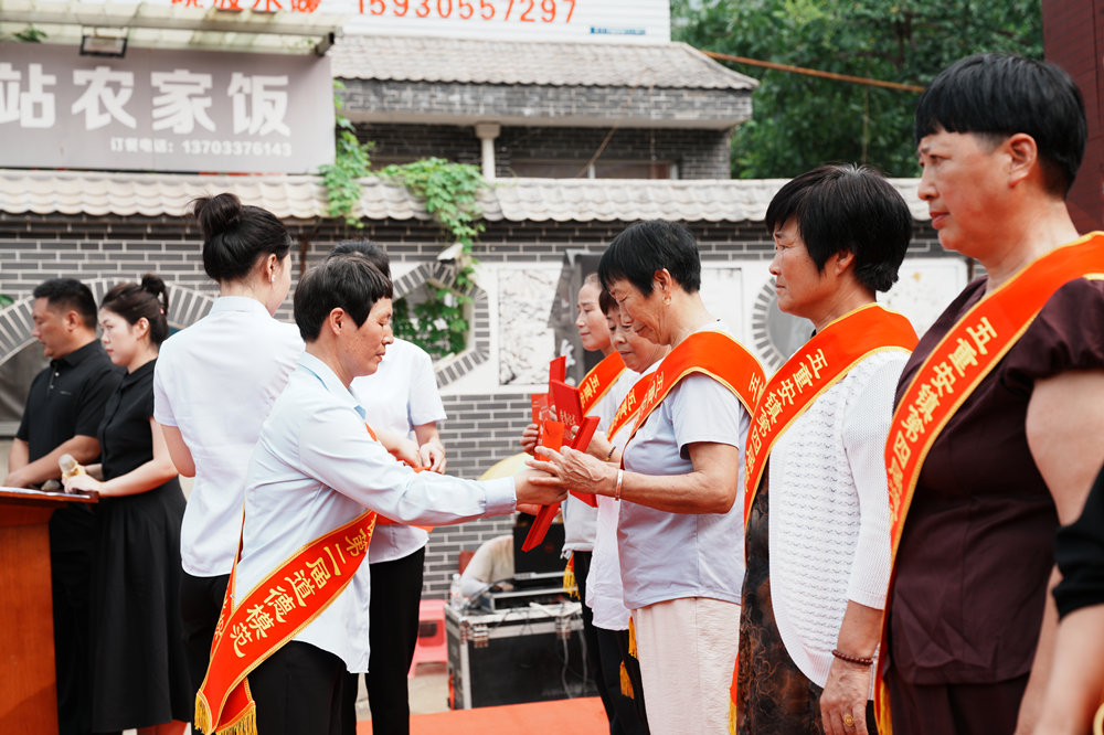 7月9日，迁安市第二届道德模范正在为迁安市五重安镇第四届孝老爱亲模范颁奖。张泽慧摄
