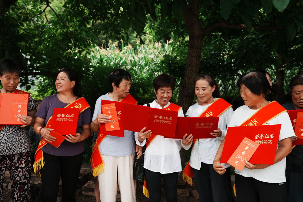 7月9日，迁安市五重安镇第四届道德模范正在交流经验、分享喜悦。张泽慧摄