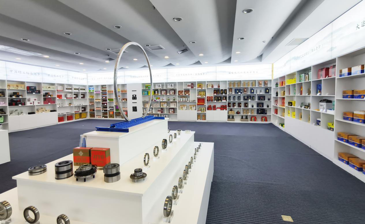 直播基地的产品展示区。郝立翠摄