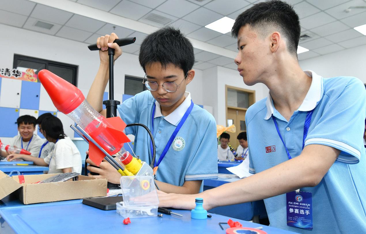 7月10日，参赛选手正在制作水火箭打靶项目所用器材。苑立伟摄