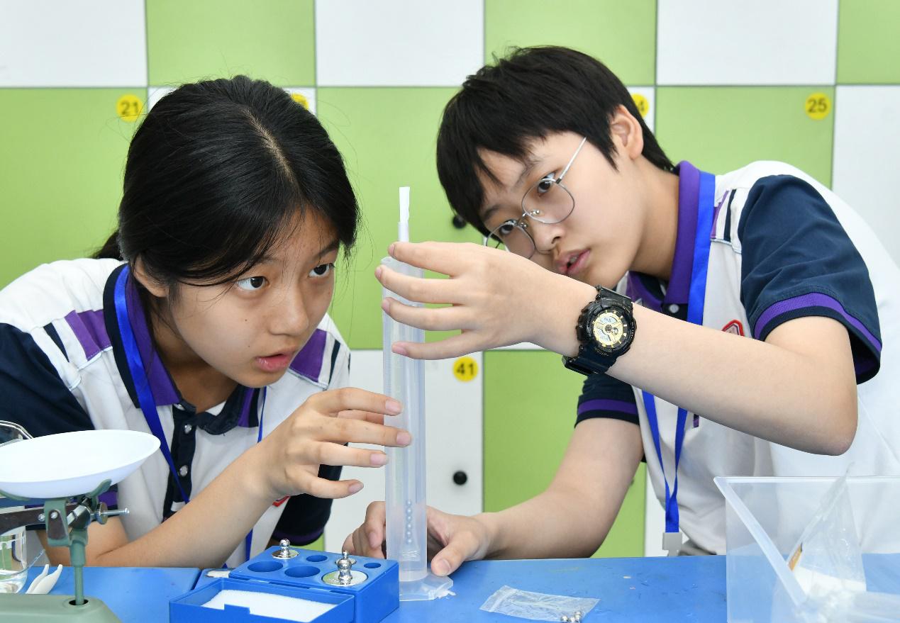 7月10日，参赛选手进行液体密度测量项目比赛。苑立伟摄