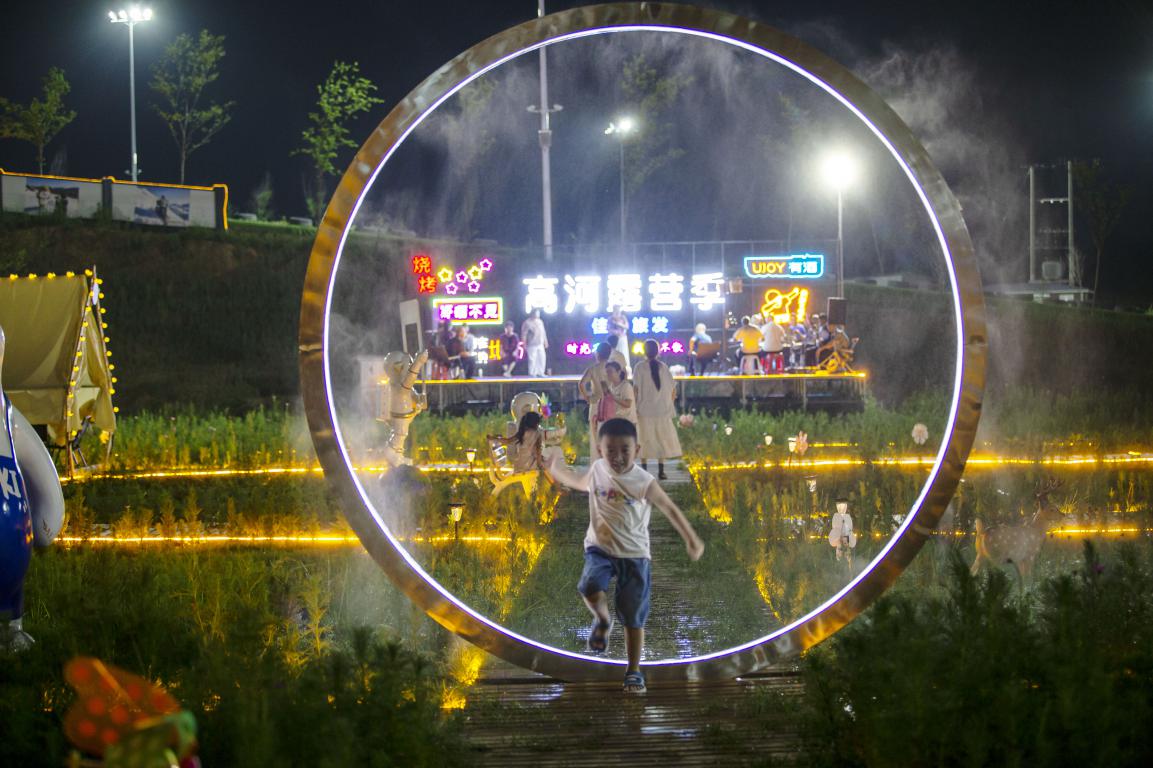 7月12日，小朋友在河北省邯郸市复兴区二六七二街道东高河村露营基地休闲游玩。聂长青摄
