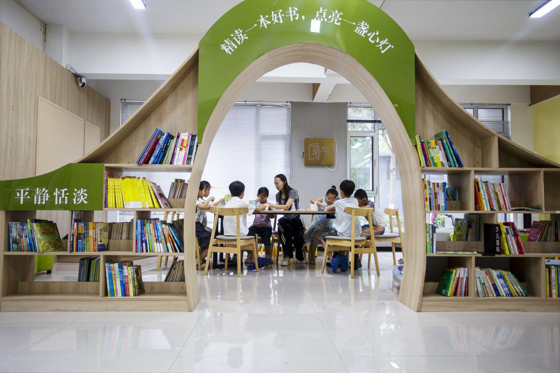 7月14日，河北省邯郸市复兴区化林路街道将相苑社区，社区工作人员辅导孩子们考古体验，培养和锻炼孩子们的创造力与动手能力。聂长青摄