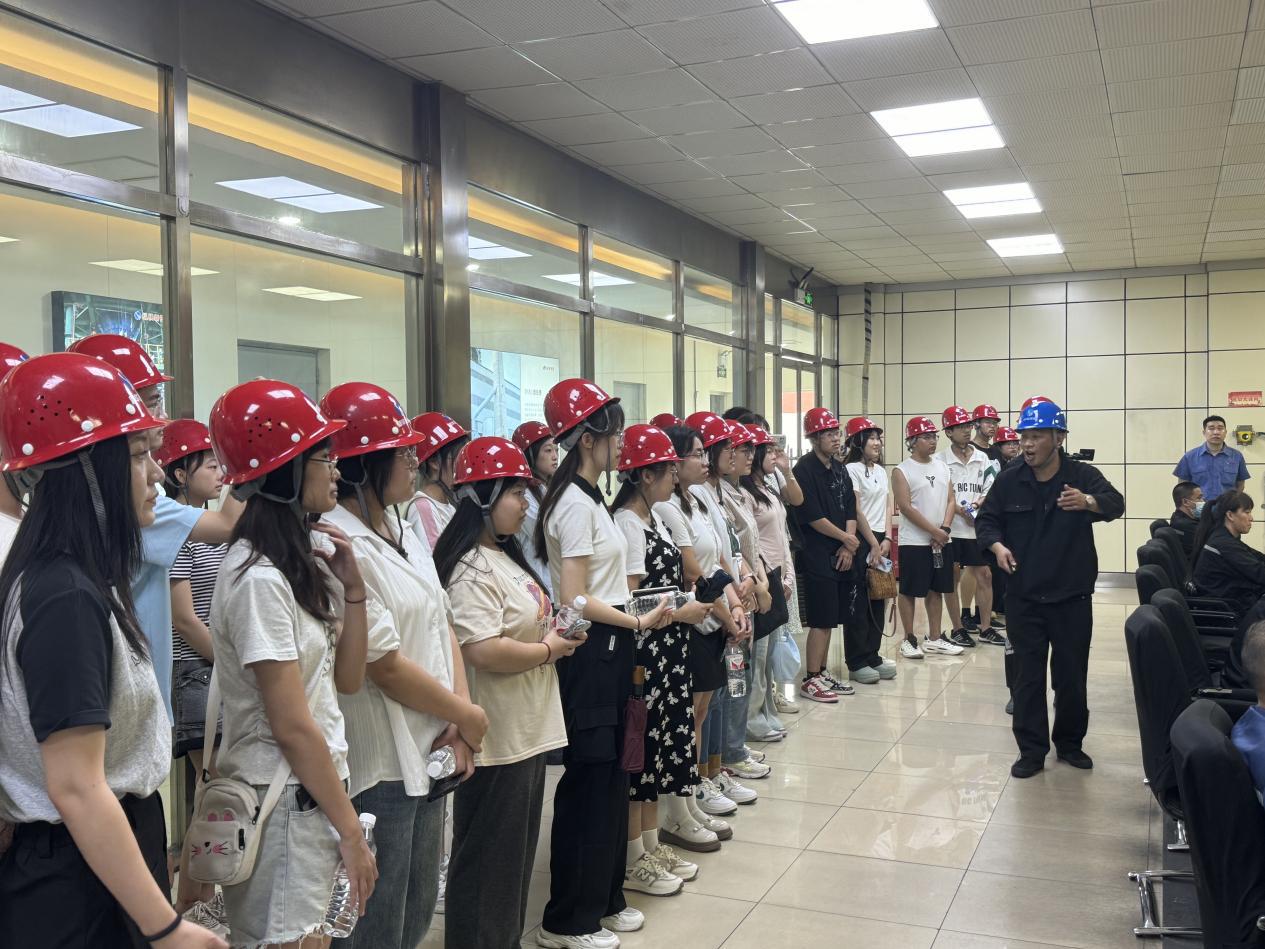 组织返家乡大学生赴纵横钢铁有限公司参观交流。杨姿摄