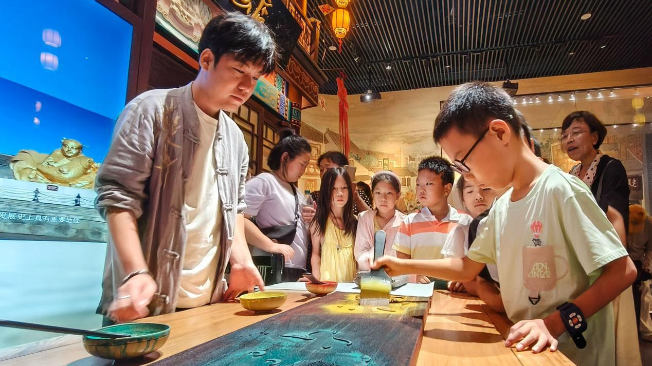 小学生们在体验年画印制。傅新春摄