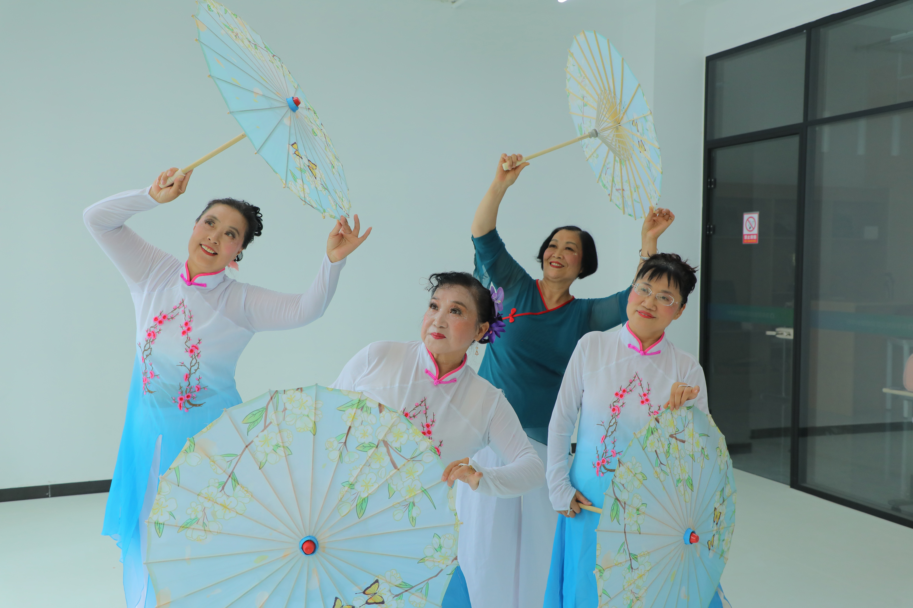 在竞秀区青年新城社区，老年舞蹈队练习花伞舞。王颖摄