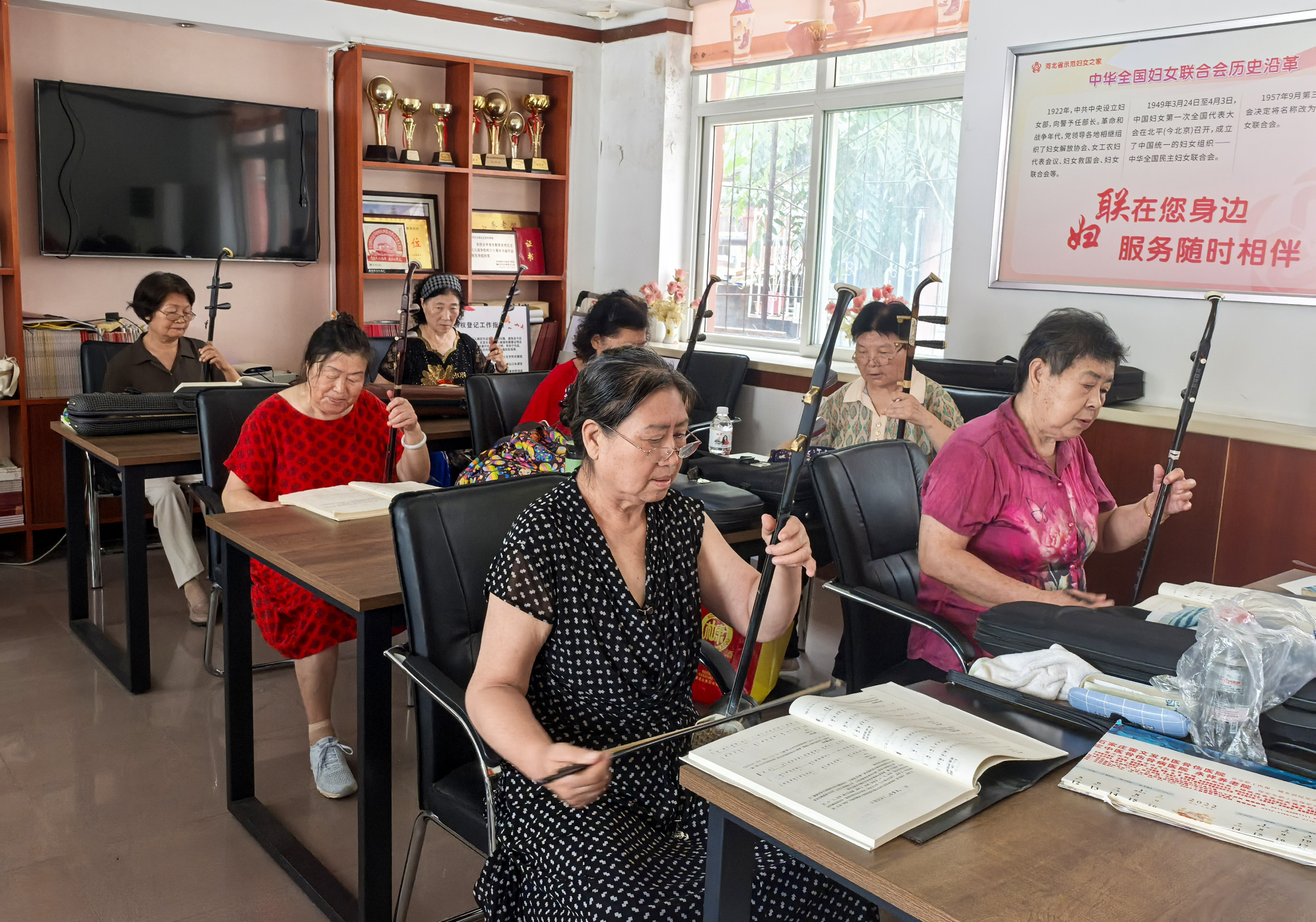 在竞秀区龙泉社区，老人们在“银铃课堂”上练习二胡。魏宇彤摄