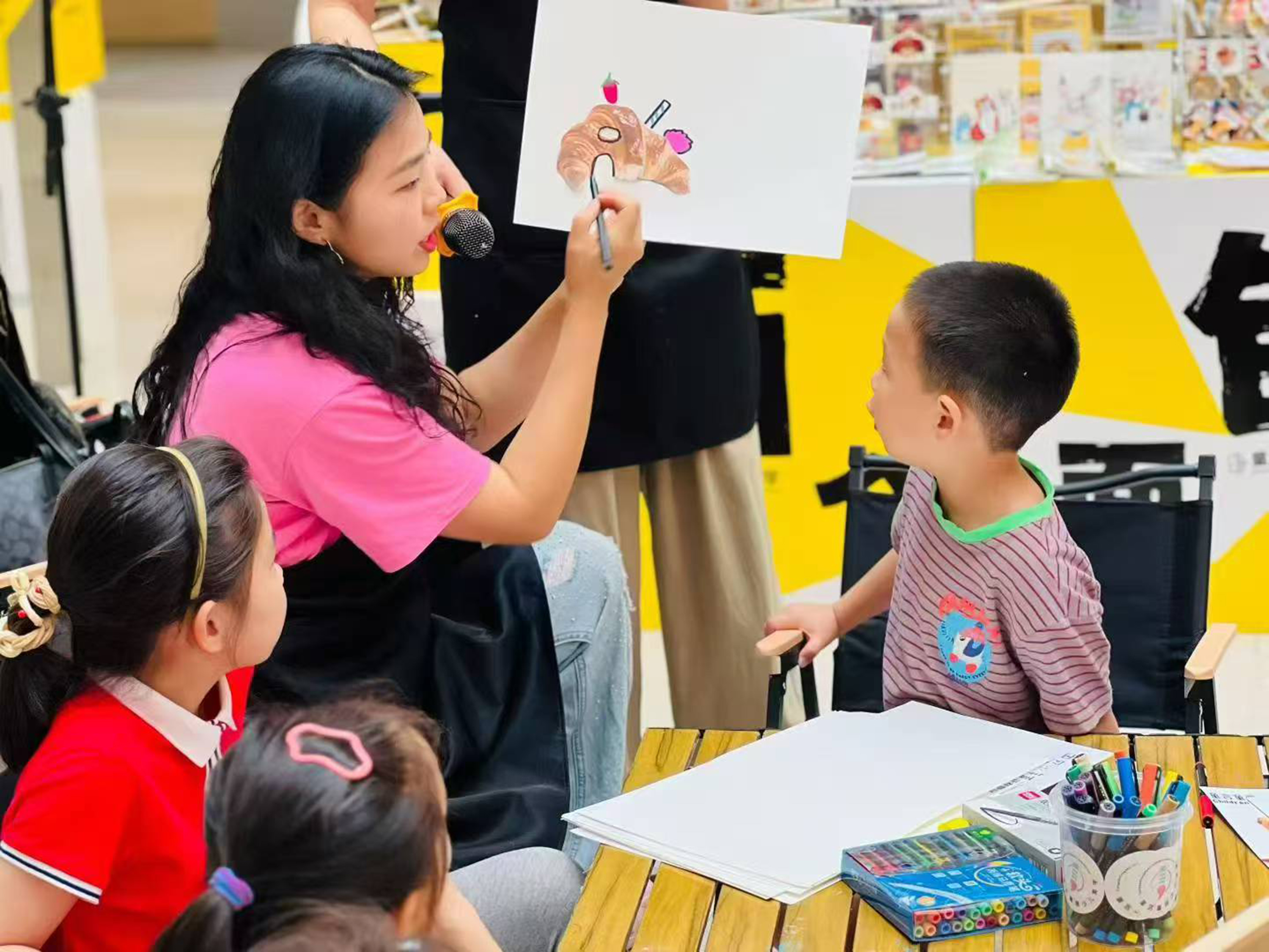 在竞秀区钻石社区，孩子们在暑期课堂上学习绘画。母东莹摄