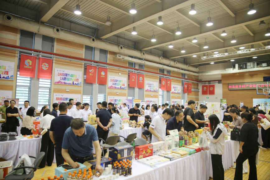 首场乡村振兴农产品展示活动现场。王璇摄