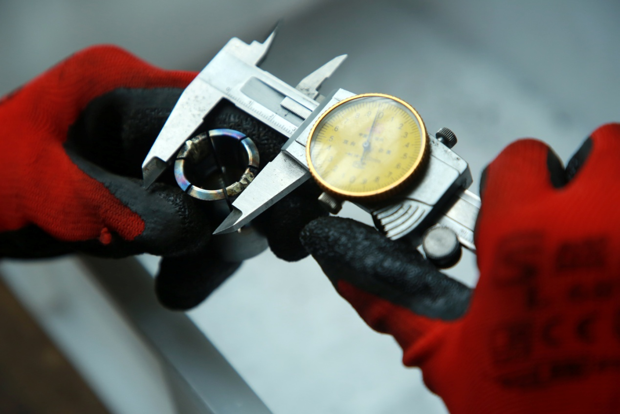 在河北众燚核电装备有限公司内，工作人员正在对产品进行测量。殷实摄