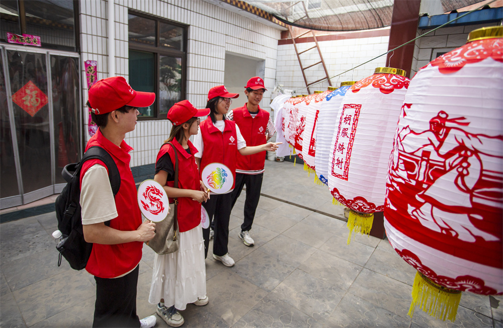 东北大学秦皇岛分校“遇剪邯郸，难忘磁行”三下乡团队一行，在市级非遗剪纸传承人冯石萍工作室欣赏剪纸艺术。聂长青摄