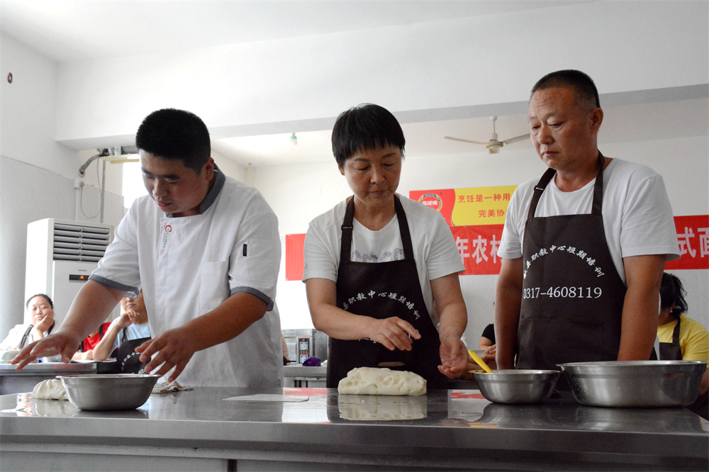 在中式面点培训班，老师正在示范如何正确揉面。胡宇婷摄
