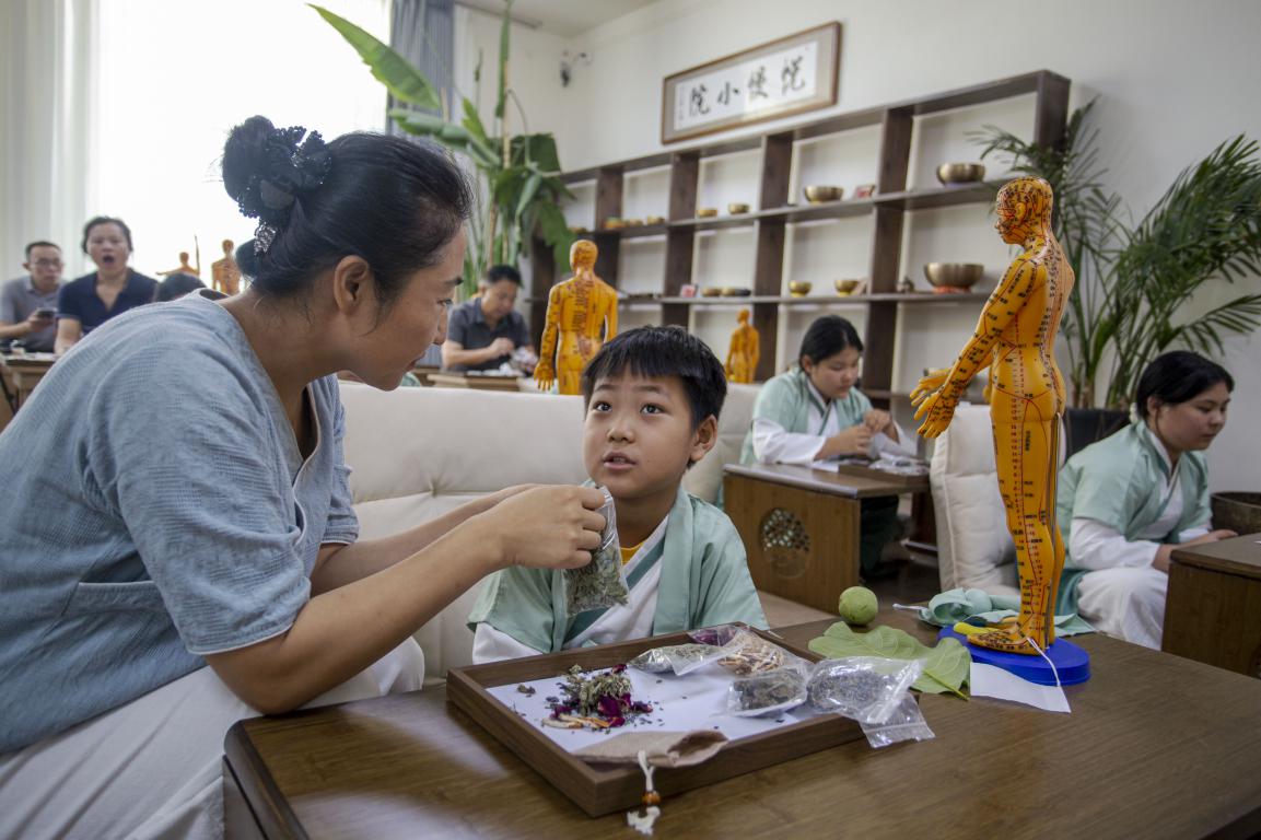 孩子们在识百草——自然中的“药箱”。聂长青摄