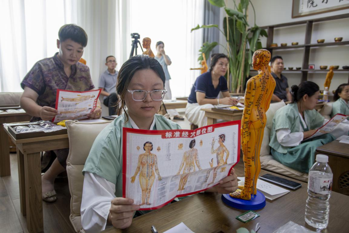 孩子们在学习中医知识。聂长青摄