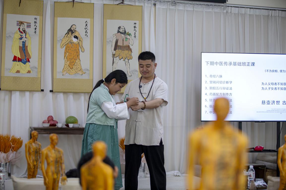 孩子们在认经络。聂长青摄
