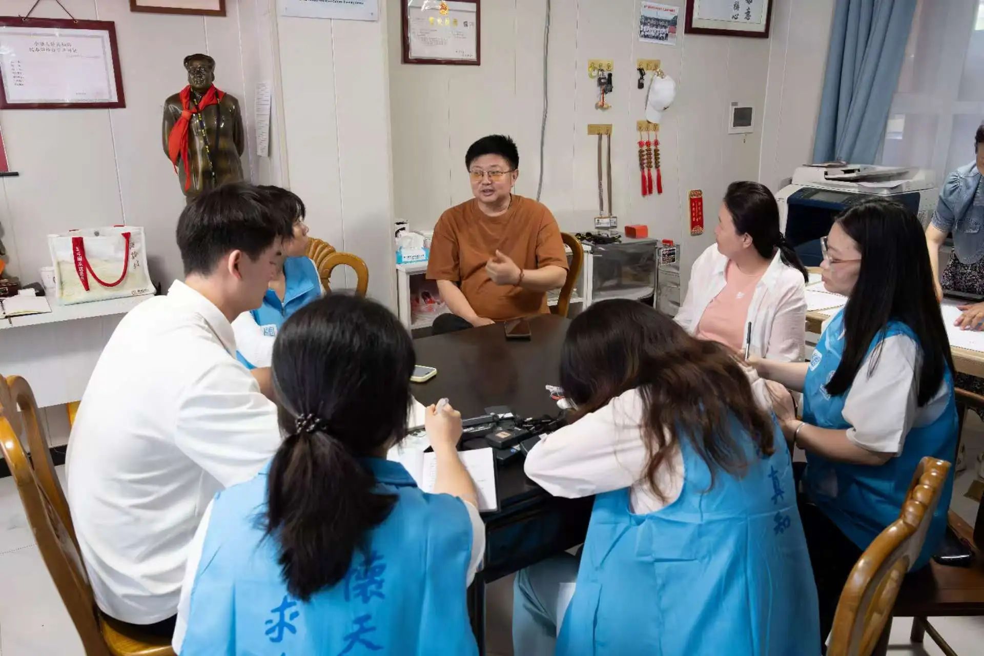师生采访西柏坡村返乡创业者闫二鹏。