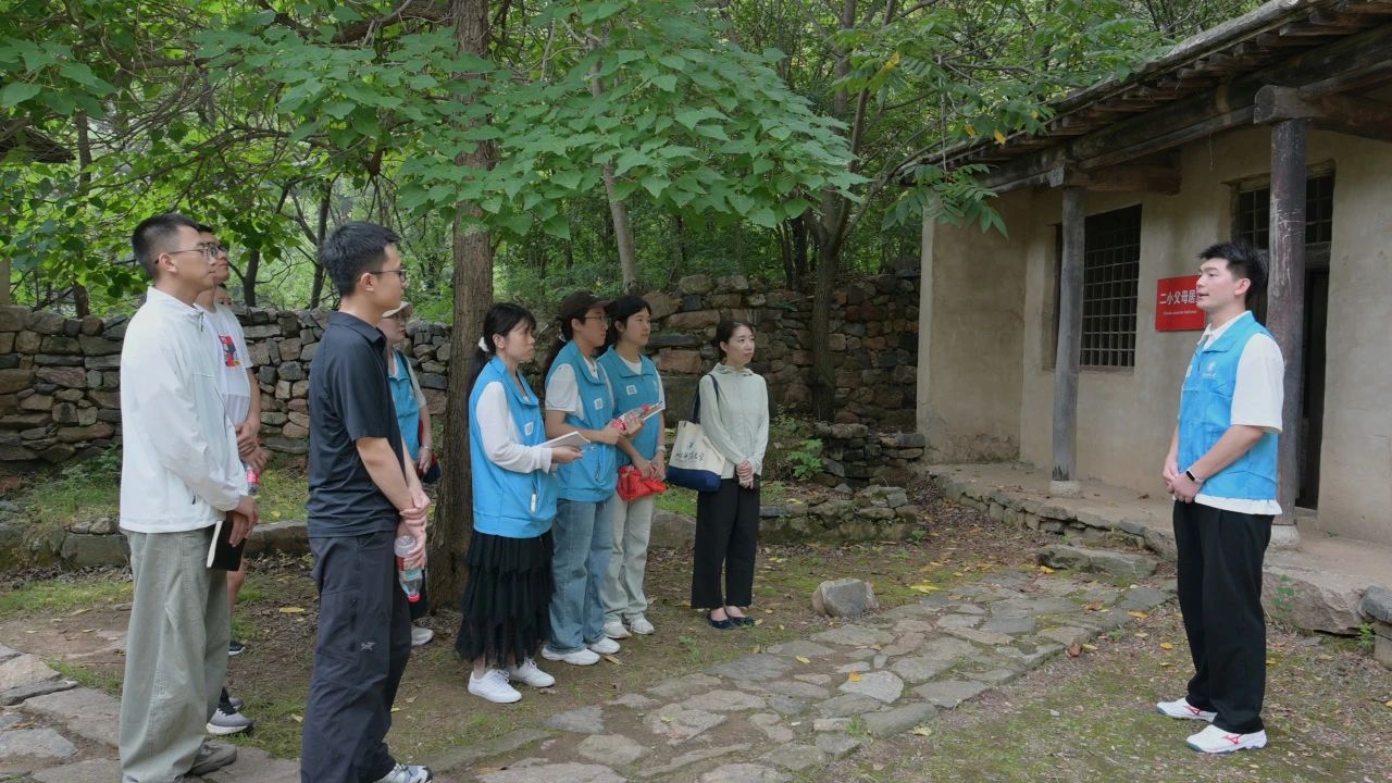 “红砖”宣讲团成员窦亦辉在王二小故居作主题宣讲。