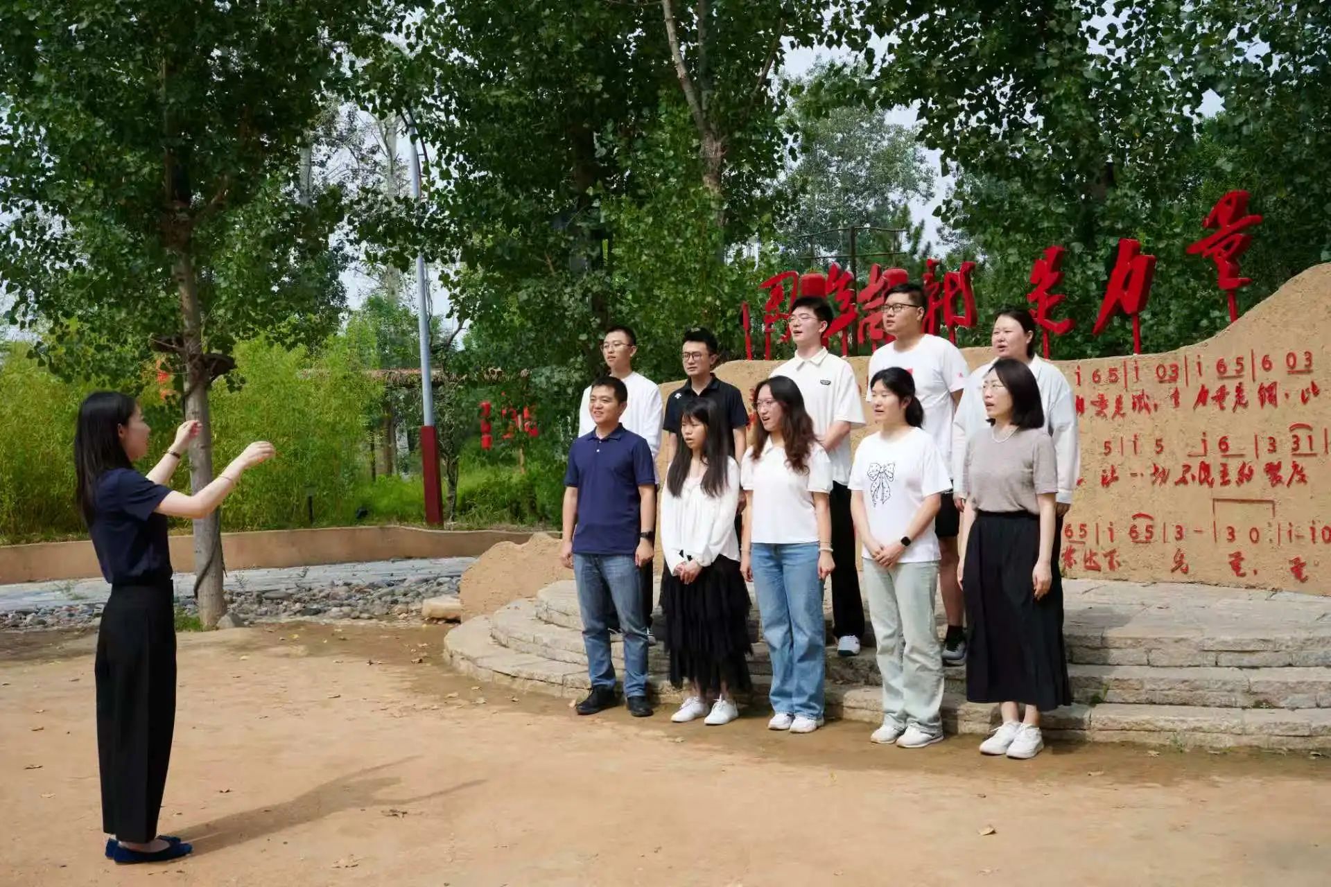 师生在北庄村打麦场旧址齐唱《团结就是力量》