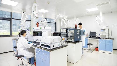 近日，在石藥集團的液相儀器室內，研發人員利用高效液相色譜儀進行微量分析和檢測樣品。 石藥集團供圖