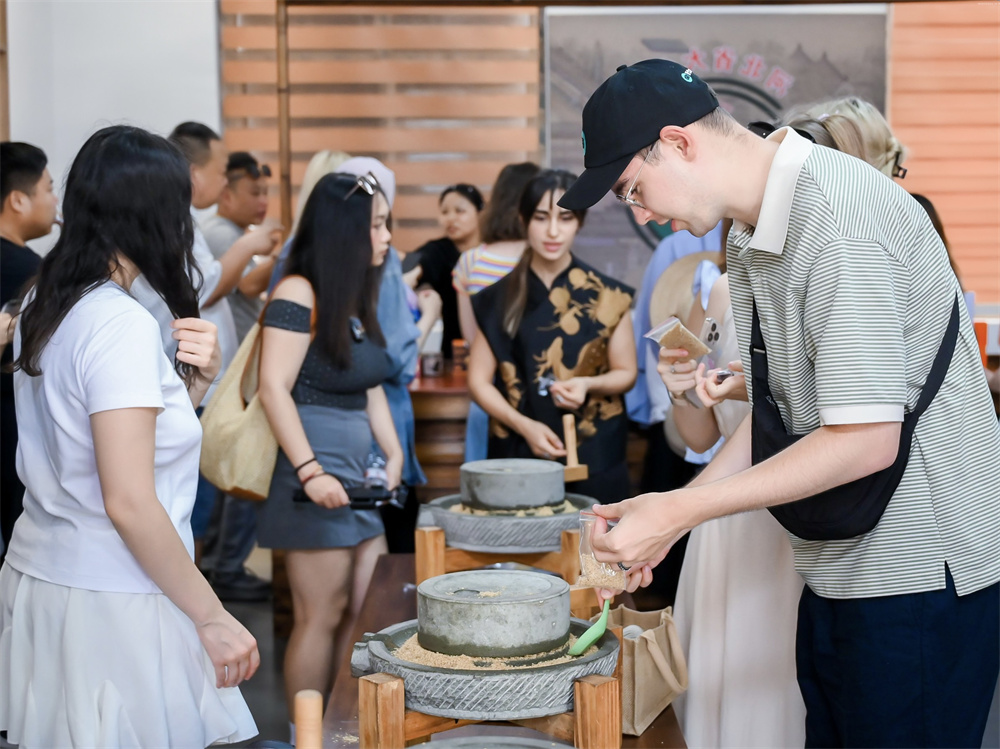 外籍达人在五鹿香景区体验大名小磨香油制作技艺。大名县委宣传部供图