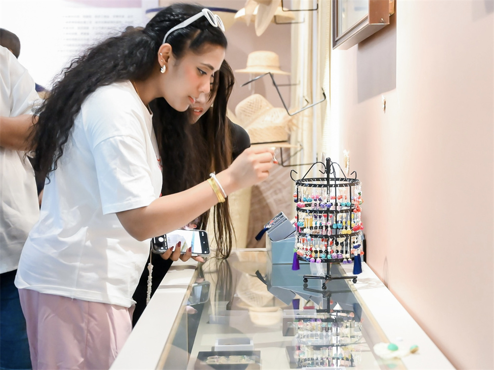 外籍达人在大名县禹善非物质文化遗产残疾人传承教育中心驻足欣赏草编作品。大名县委宣传部供图