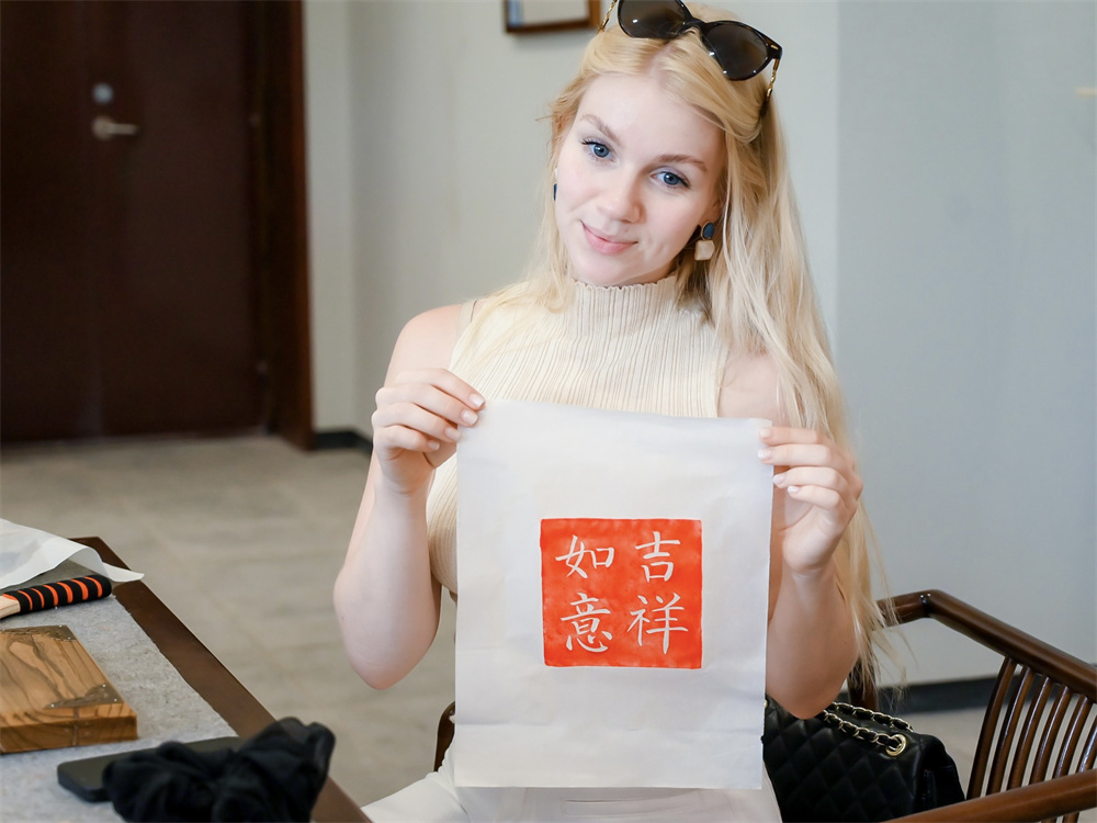 外籍达人在大名石刻博物馆拓菩学院体验拓印技艺，了解邯郸成语文化。大名县委宣传部供图