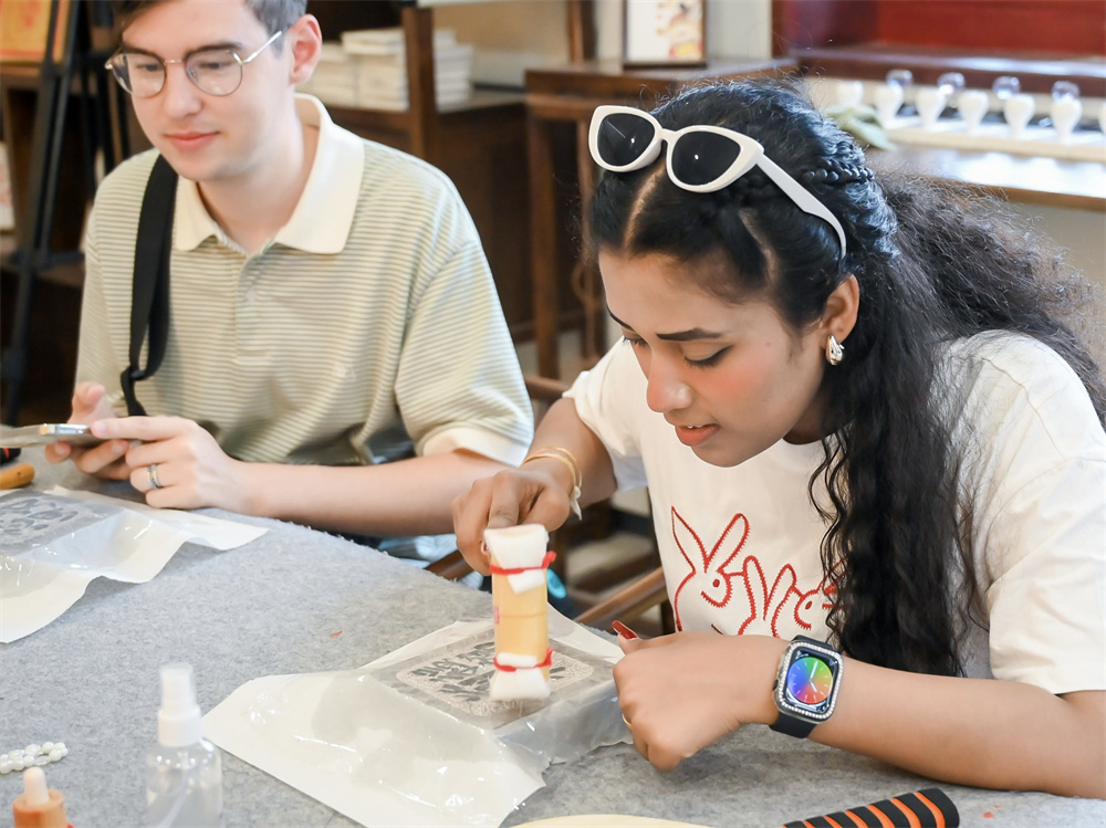 外籍达人在大名石刻博物馆拓菩学院体验拓印技艺，了解邯郸成语文化。大名县委宣传部供图