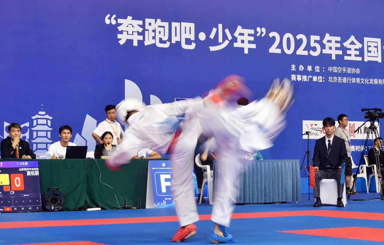 7月20日，空手道选手在比赛中。苑立伟摄