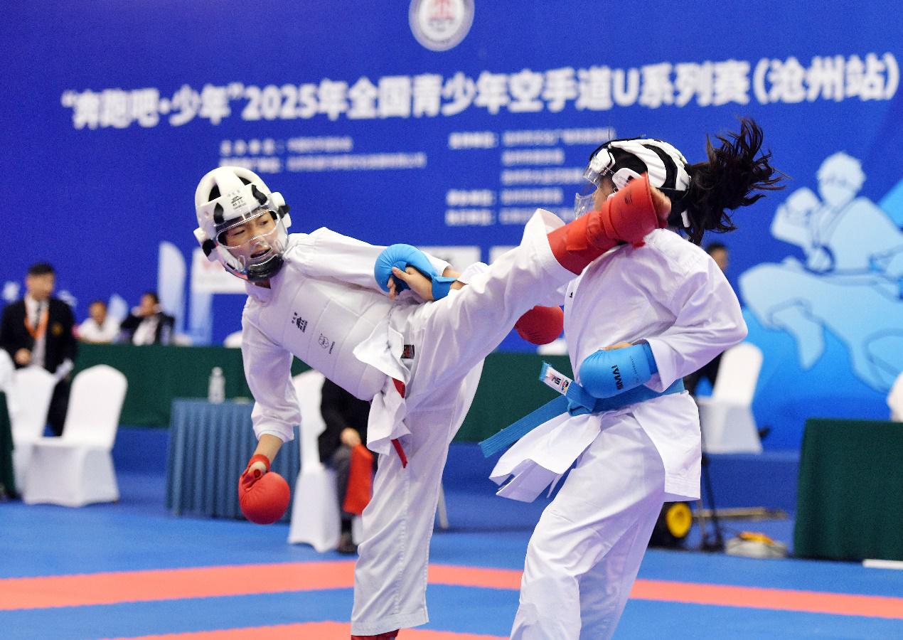 7月20日，空手道选手在比赛中。苑立伟摄
